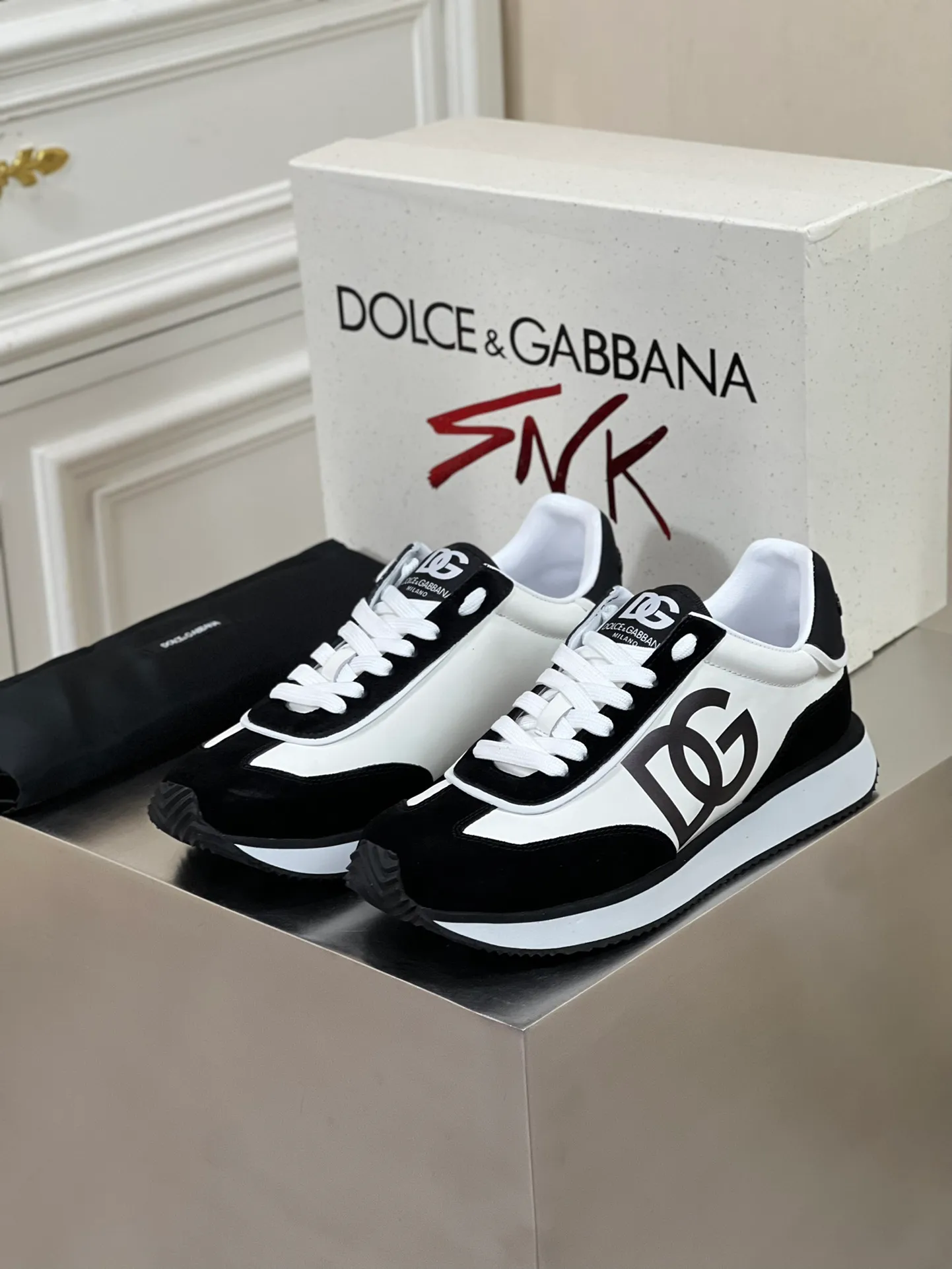 Factory price: 458💰••New product•• Dolce&G*_dgDolce&G*_dgDolce&G*_dgDolce&G*_dgDolce&G*_dgDolce&G*_dgDolce&G*_dgDolce&G*_dgDolce&G* 2024 new men's lace-up leather casual sneakers for early spring are made of imported suede cowhide spliced ​​with waterproof fabrics, mixed and matched color design, a fashionable and energetic sneaker that can easily meet the needs of modern dressing and highlight the contemporary lifestyle style. The foot is fully lined with cowhide for greater comfort. The tongue and heel are decorated with logos. It is equipped with a rubber outsole. The heel and toe are wrapped to further protect our feet. It is a model worth buying! Size: 39-44 (customized at 38.45)